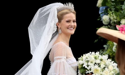 La princesse Marie Caroline éblouit dans la couronne showstopping et la robe en dentelle pure pour son mariage