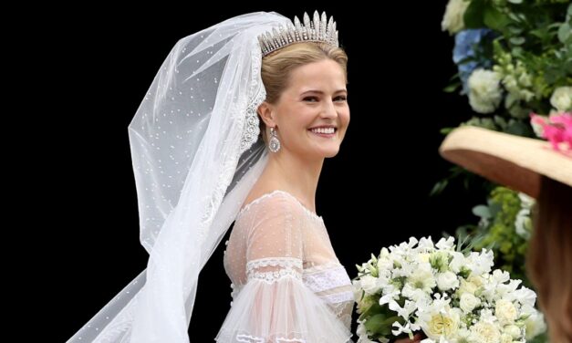 La princesse Marie Caroline éblouit dans la couronne showstopping et la robe en dentelle pure pour son mariage