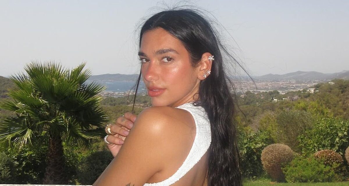 Dua Lipa expulse ses célébrations du 30e anniversaire dans la robe découpée la plus audacieuse que nous ayons jamais vue