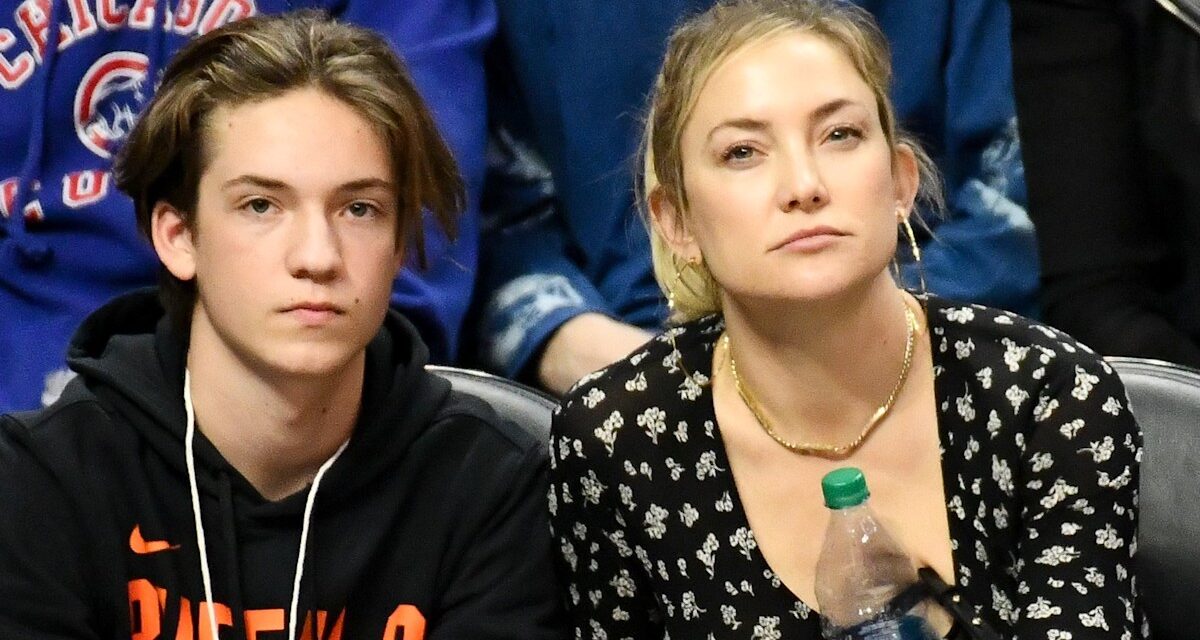 Le plus âgé du petit-fils de Goldie Hawn, 21 ans, tourne la célèbre maman Kate Hudson dans la nouvelle mise à jour de la famille