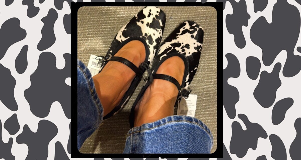 J&rsquo;ai essayé sur les chaussures à plat à imprimé de vache M&S tendance qui sont si prada (et si confortables)