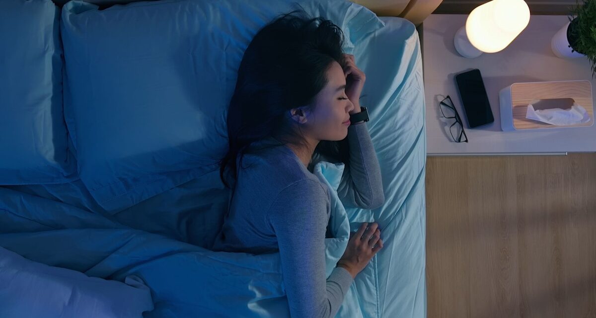 Est-ce que dormir avec votre téléphone à côté de vous provoque un «brouillard cérébral»? Le biochimiste pèse