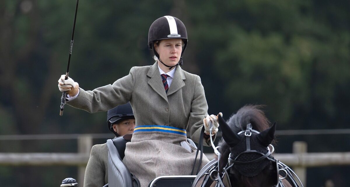 Lady Louise Windsor quitte Balmoral pour la concours de conduite en voiture avant le retour universitaire