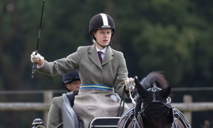 Lady Louise Windsor quitte Balmoral pour la concours de conduite en voiture avant le retour universitaire