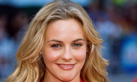 La reine de Screen des années 90 révèle comment elle maintient son teint sans rides sans chirurgie plastique