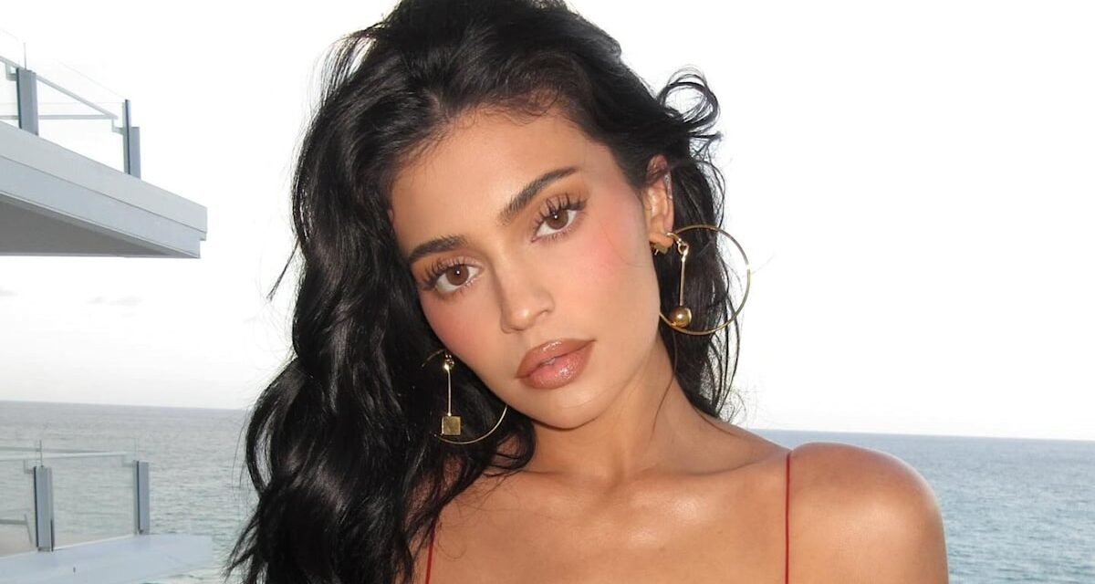 La minuscule robe de tube sans bretelles de Kylie Jenner est la garde-robe ultime essentielle