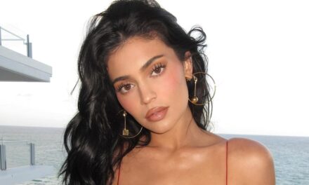 La minuscule robe de tube sans bretelles de Kylie Jenner est la garde-robe ultime essentielle