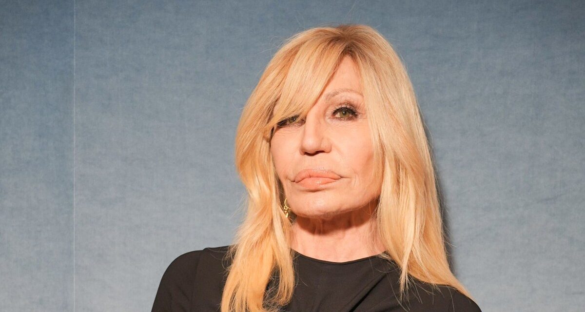 Qu&rsquo;est-ce que Donatella Versace a fait pour réaliser sa transformation faciale «jeune» à 70 ans?