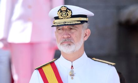 King Felipe obligé de couper de courtes vacances en famille en raison d&rsquo;une urgence