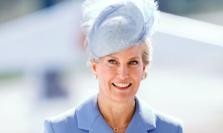 La duchesse Sophie se bat contre un temps imprévisible dans un look ballétique «délicat»