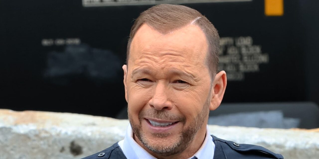 Donnie Wahlberg se réjouit de fraîcheur dans le premier look de Blue Bloods Spin-off de Boston Blue