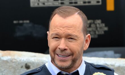 Donnie Wahlberg se réjouit de fraîcheur dans le premier look de Blue Bloods Spin-off de Boston Blue