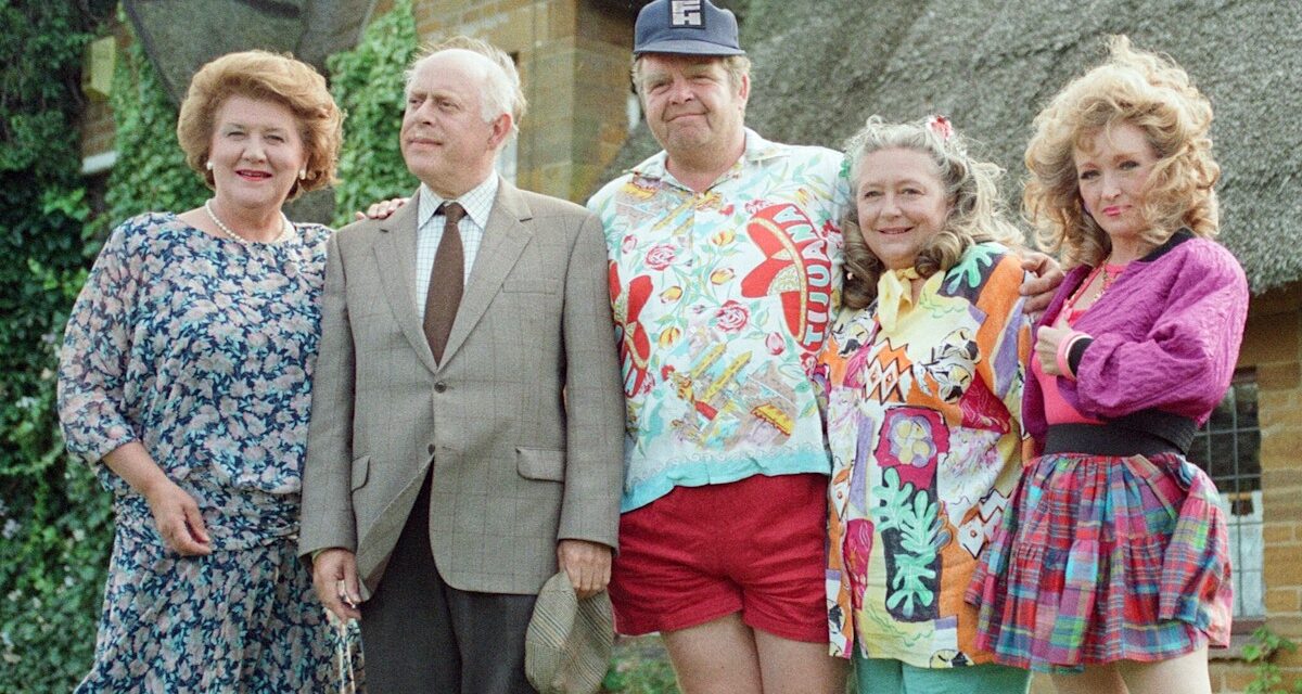 Garder les apparences coulées alors et maintenant – y compris la vie calme de Patricia Routledge à 96