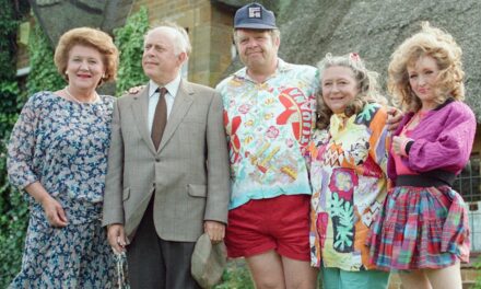 Garder les apparences coulées alors et maintenant – y compris la vie calme de Patricia Routledge à 96