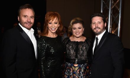 La famille de Brandon Blackstock brise le silence à la mort avec un hommage déchirant: «Tu nous manqueras toujours»