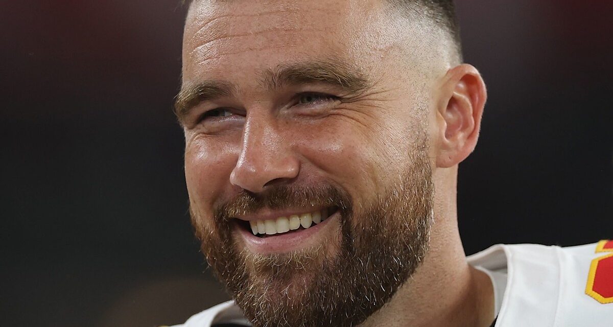 Travis Kelce célèbre des nouvelles tant attendues après des mois de taquineries