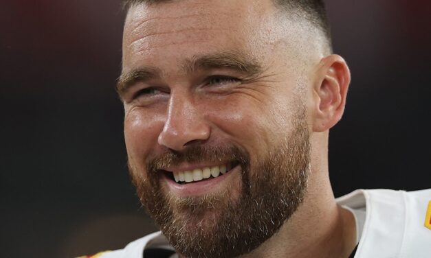 Travis Kelce célèbre des nouvelles tant attendues après des mois de taquineries