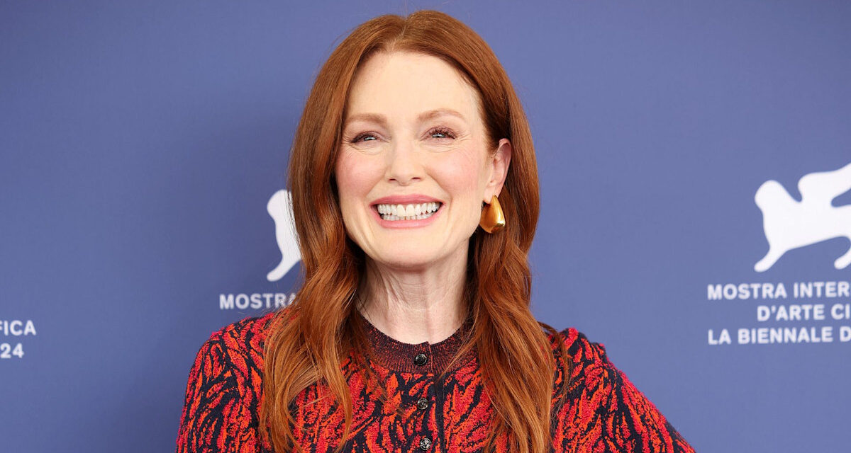 La photo de bikini sans maquillage de Julianne Moore à 64 ans a des fans qui disent la même chose