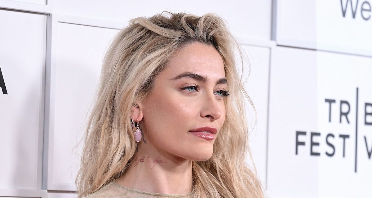 Paris Jackson prend Jab sur les photos de paparazzi «  pleurs  » dans le retour des médias sociaux après la fin des engagements