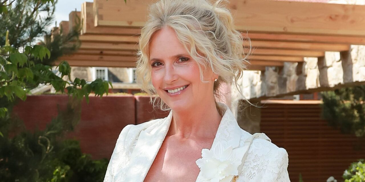 L&rsquo;épouse de Rod Stewart, Penny Lancaster, illustré avec Tall Son, 14 ans, alors qu&rsquo;ils signent au revoir à LA