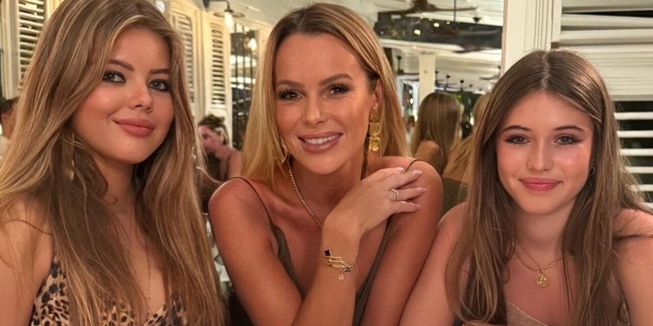 La fille d&rsquo;Amanda Holden, âgée de 13 ans, Hollie se dépose sur elle lors de la somptueuse fête d&rsquo;été