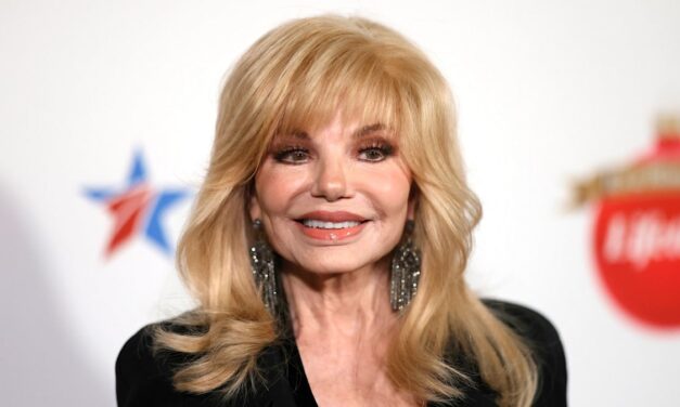 La cause de décès de Burt Reynolds Ex Loni Anderson s&rsquo;est révélée être une maladie «extrêmement rare et agressive»