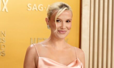 Millie Bobby Brown est la maman cool ultime en tenue hors service des années 90