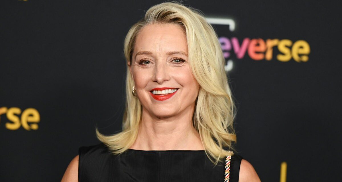 La star de la Pitt, Katherine Lanasa, célèbre le 13e anniversaire avec Melrose Place Star Huship – Voir Photos