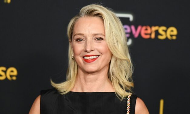 La star de la Pitt, Katherine Lanasa, célèbre le 13e anniversaire avec Melrose Place Star Huship – Voir Photos