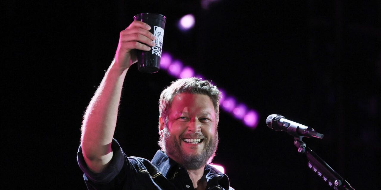 Blake Shelton dit qu&rsquo;il est prêt à prendre des «décisions douteuses» alors qu&rsquo;il annonce un grand coup