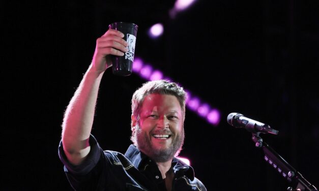 Blake Shelton dit qu&rsquo;il est prêt à prendre des «décisions douteuses» alors qu&rsquo;il annonce un grand coup