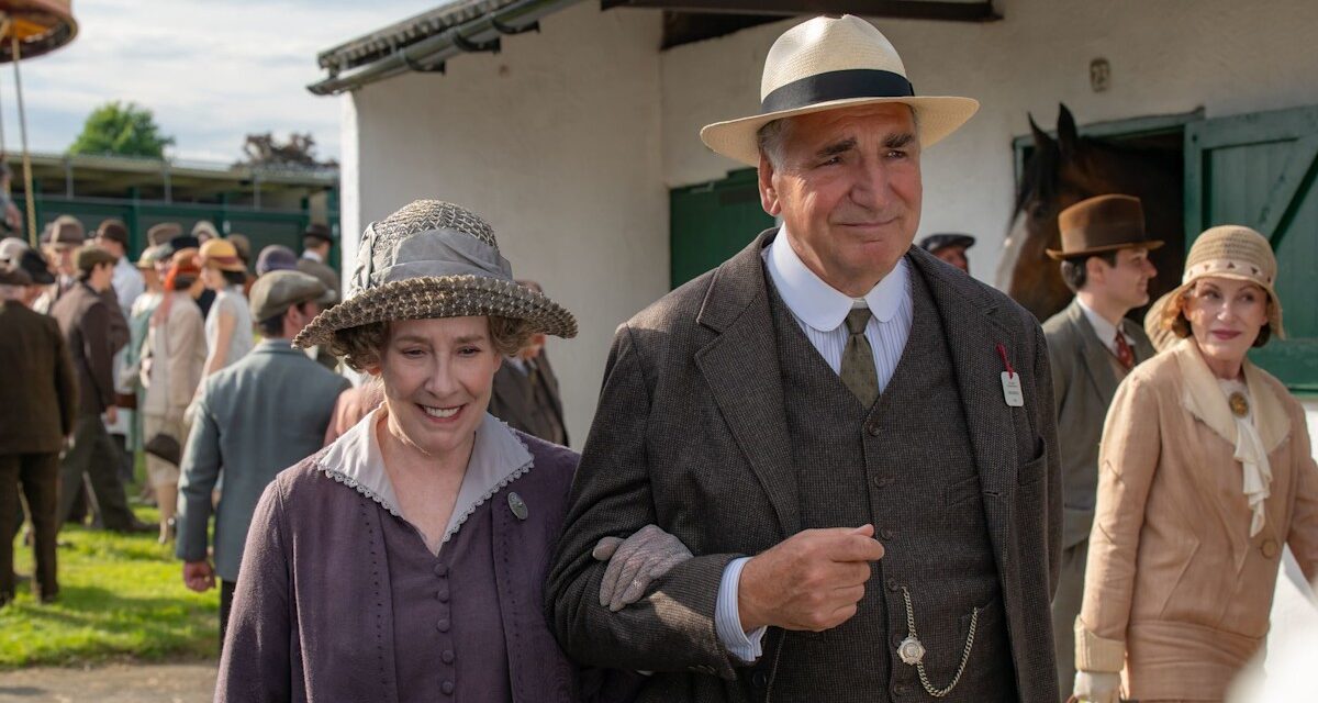 La star de Downton Abbey Phyllis Logan partage «  Light Regret  » sur la finale