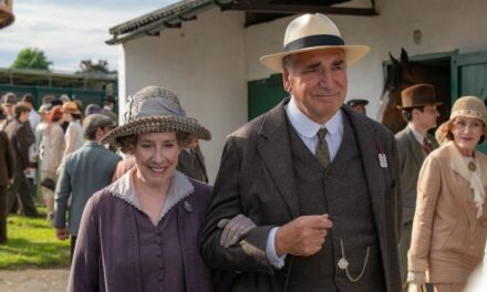 La star de Downton Abbey Phyllis Logan partage «  Light Regret  » sur la finale