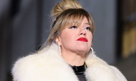 Kelly Clarkson émet une nouvelle mise à jour pour les fans après la mort de l&rsquo;ex-Brandon Brandon Blackstock