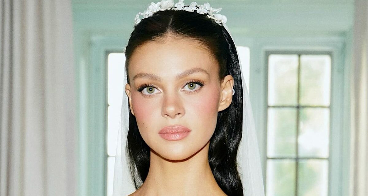 La robe de renouvellement du vœu de Nicola Peltz Beckham est un rêve de mannequin des années 90