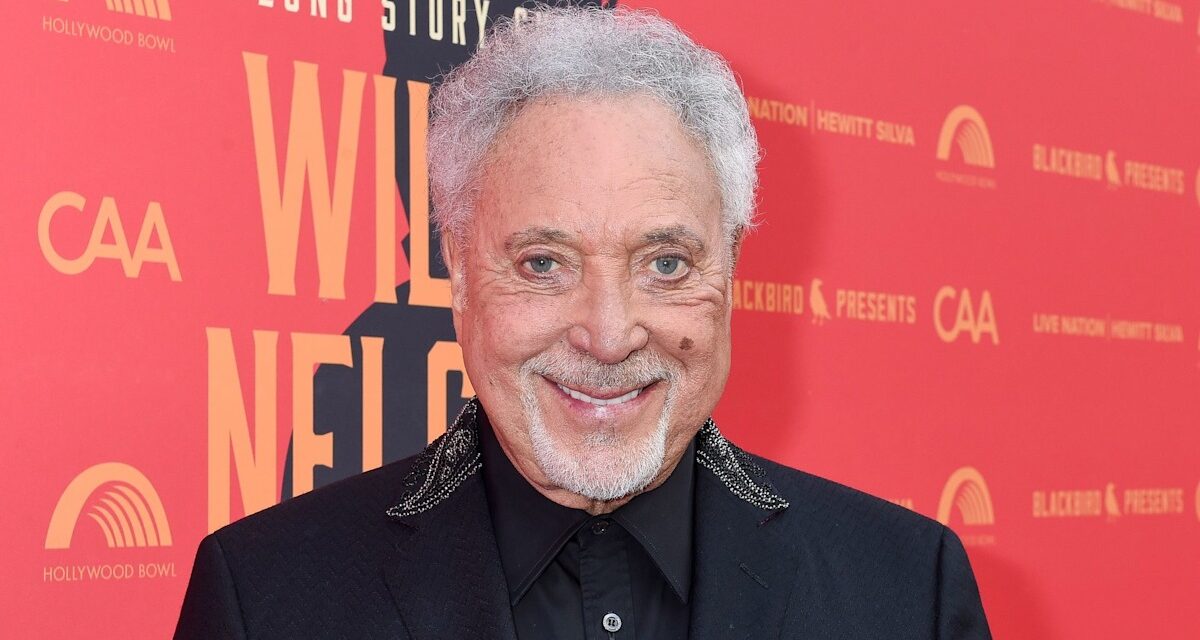 Rencontrez le frère moins connu de Tom Jones qui se détache des projecteurs