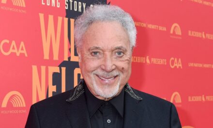 Rencontrez le frère moins connu de Tom Jones qui se détache des projecteurs