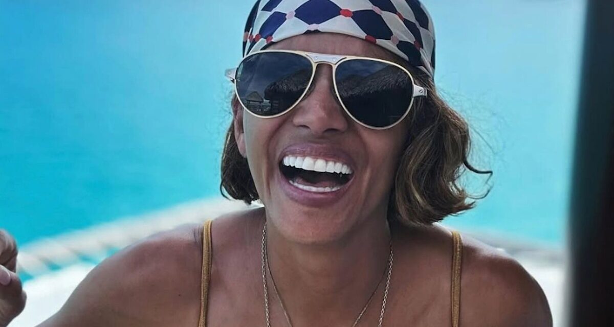Halle Berry Wows dans 99 $ de crop top à crochet en or sur ses vacances d&rsquo;anniversaire et c&rsquo;est l&rsquo;aliment de base d&rsquo;été dont vous avez besoin
