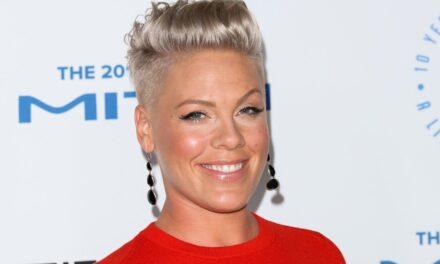 Pink, recouvert de maillot de bain, montre fièrement ses «cuisses de tonnerre» et les fans ont la même réaction