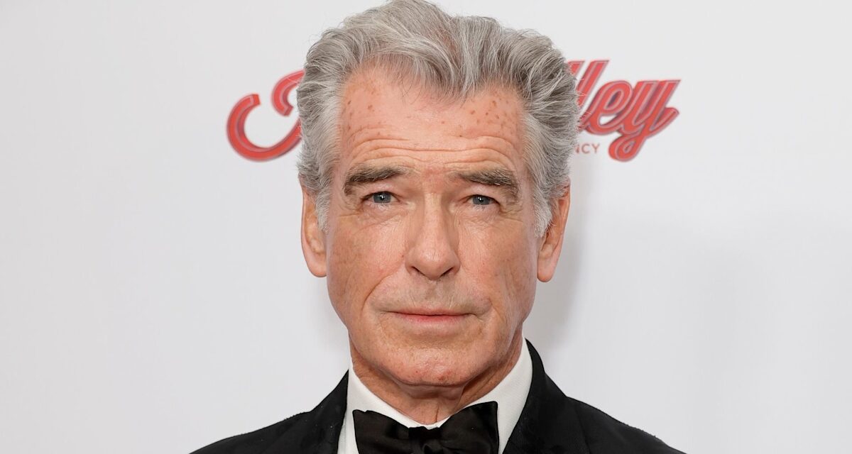 Pierce Brosnan «  Chokes  » lors de la bévue en direct aux côtés de Helen Mirren – Regardez