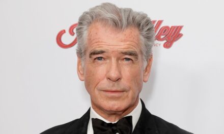 Pierce Brosnan «  Chokes  » lors de la bévue en direct aux côtés de Helen Mirren – Regardez