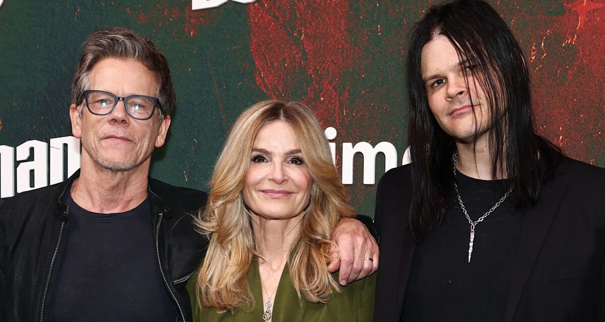 Le fils de Kevin Bacon, Travis, partage de nouvelles photos avec une petite amie goth alors qu&rsquo;ils marquent le jalon majeur