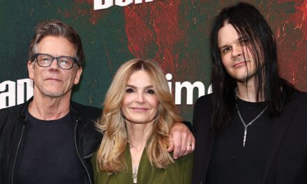 Le fils de Kevin Bacon, Travis, partage de nouvelles photos avec une petite amie goth alors qu&rsquo;ils marquent le jalon majeur