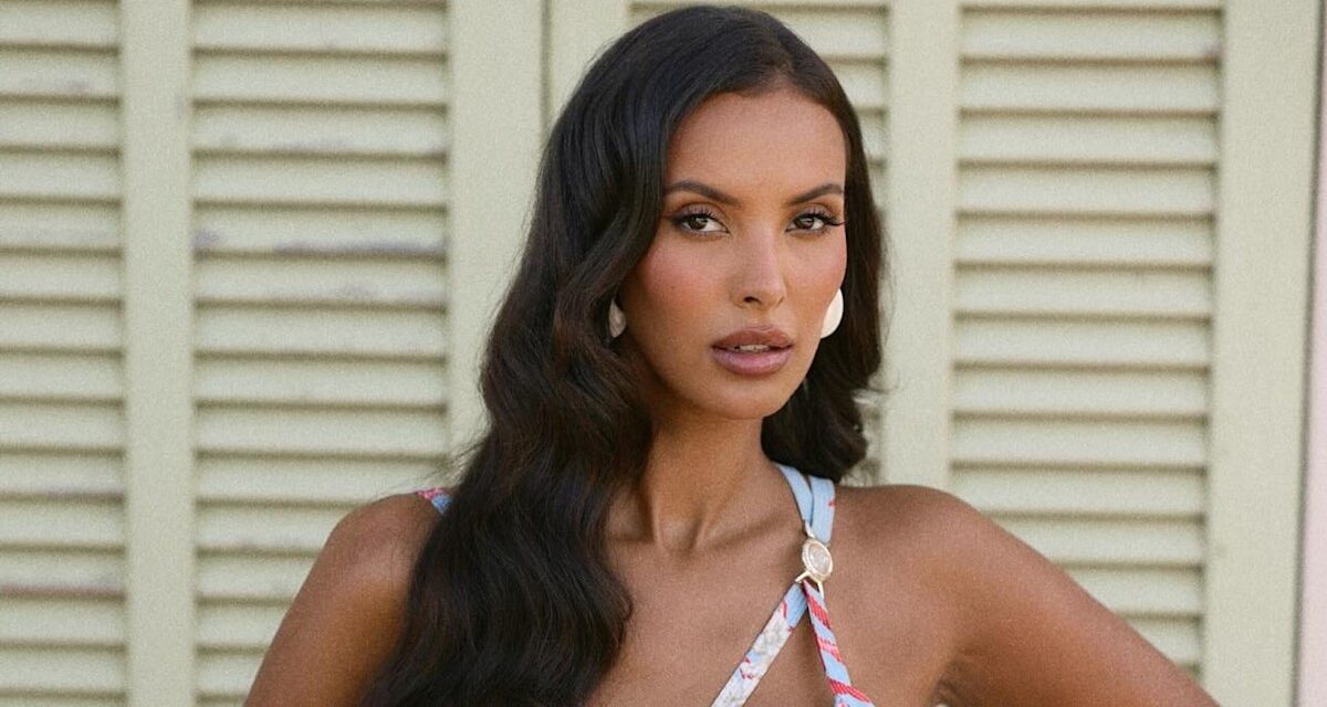 Maya Jama prouve parfaitement qu&rsquo;elle est la bombe ultime de la robe corset vintage plongeante