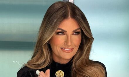 Karren Brady est méconnaissable avec les cheveux rouge de flamme