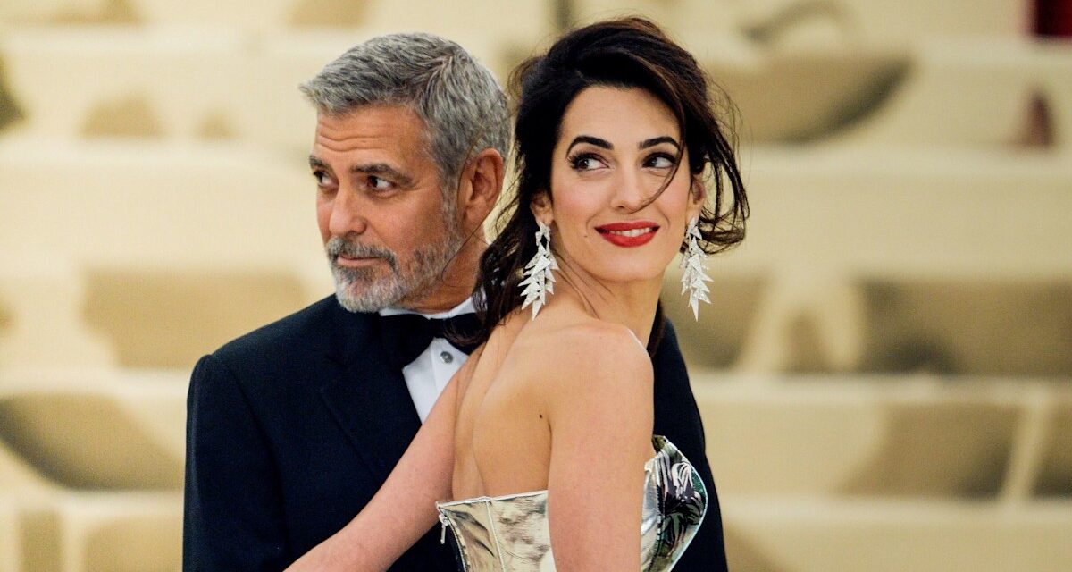 Amal Clooney fait tourner les têtes dans un nouveau look audacieux au milieu d&rsquo;une escapade italienne avec George