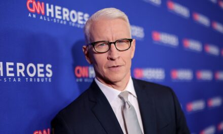 Anderson Cooper n&rsquo;est pas sûr sur une transformation inattendue – voir photo