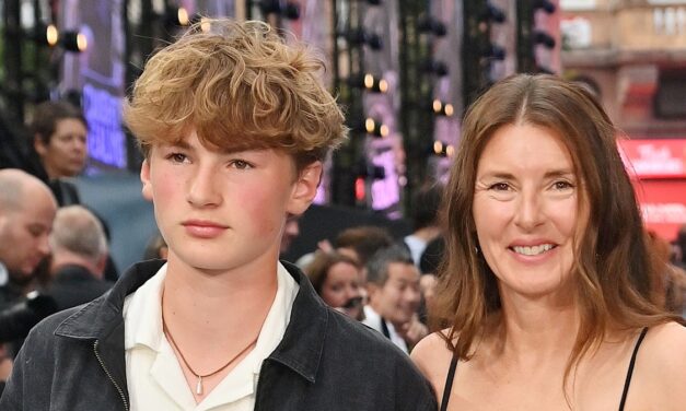 Le fils de Jamie Oliver, Buddy, 14 ans, touche des bobines de maman pour la sortie en famille