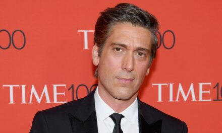David Muir reçoit de grandes nouvelles sur le mandat de World News Tonight avant la 11e année avec ABC Show