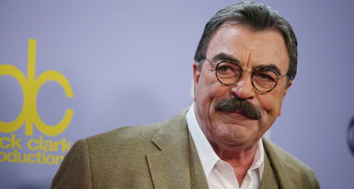 Tom Selleck fait une apparition rare lors de l&rsquo;événement public animé en son honneur au milieu de hiatus en carrière
